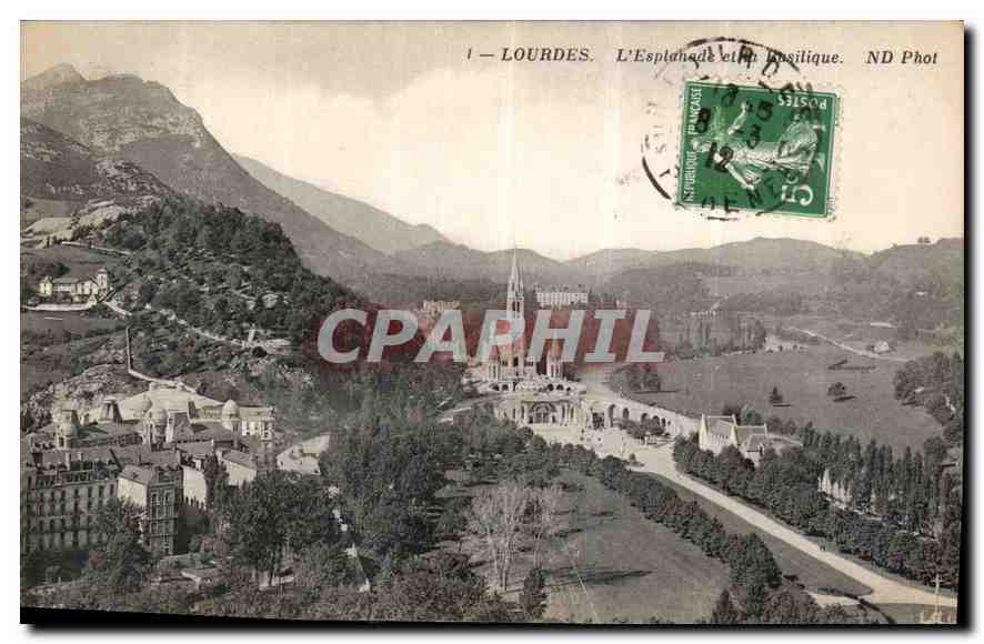 CPA Lourdes L'Esplanade et la Basilique 