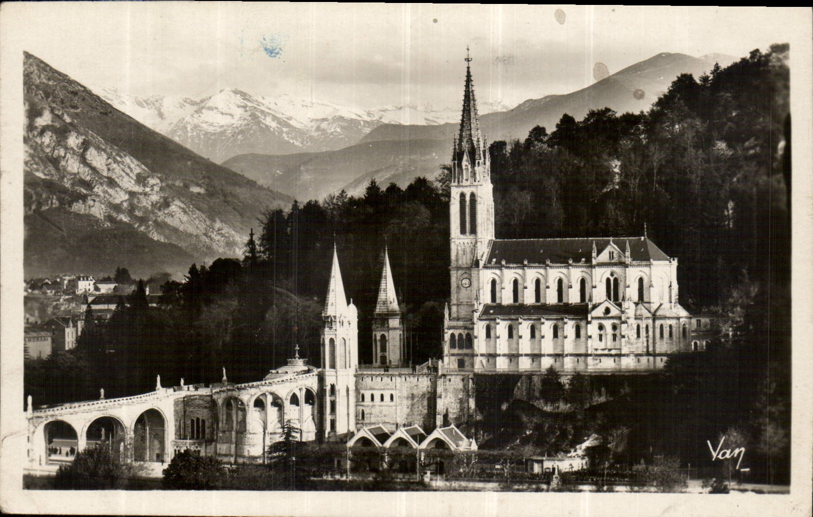 CPA Lourdes La Basilique et les Montagnes 