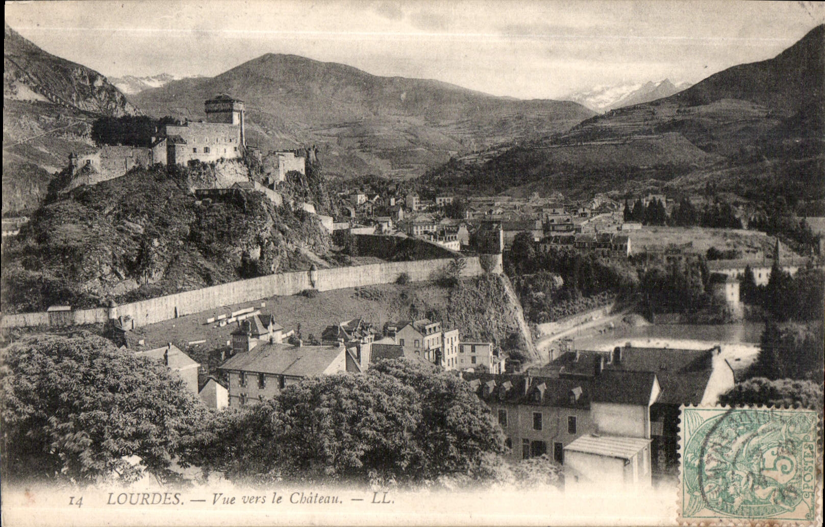 CPA Lourdes vue vers le Chateau 
