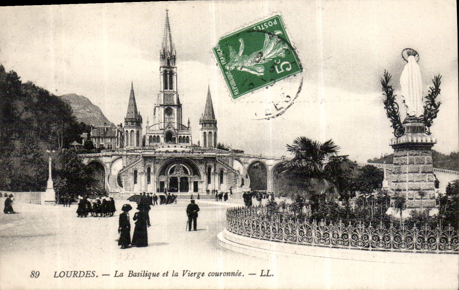 CPA Lourdes la Basilique et la Vierge couronnee 