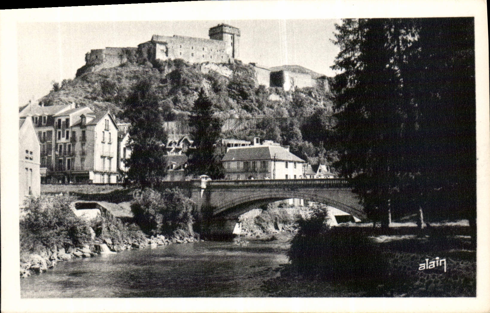 CPA Lourdes le Chateau fort et le Gave 