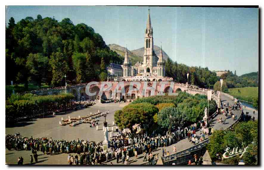 CPA Lourdes les malades assistant au chemin de Croix 