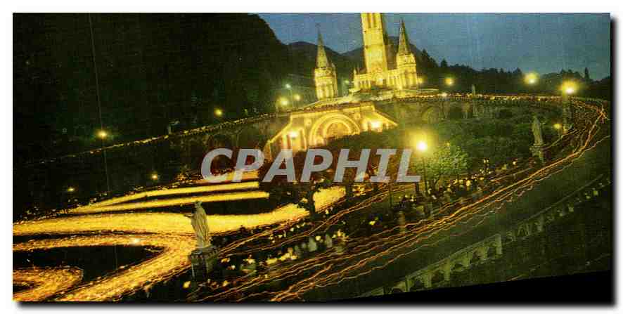 CPA Lourdes Hautes Pyrenees la Basilique illuminee et la Procession aux Flambeaux 