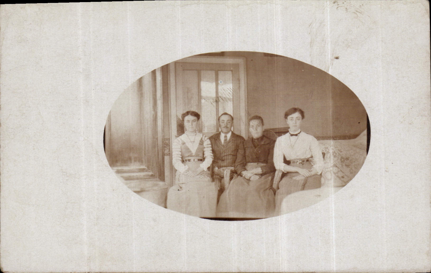 Portrait de quatre personnes — éditeur inconnu, n° de série non visible