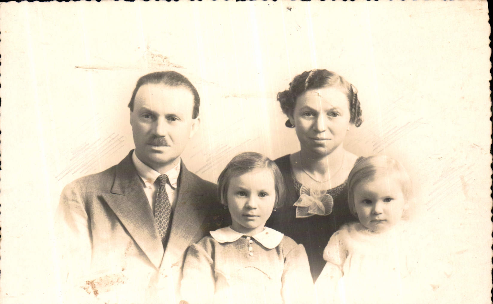 Familia de cuatro — fotografía en blanco y negro — editorial Koak