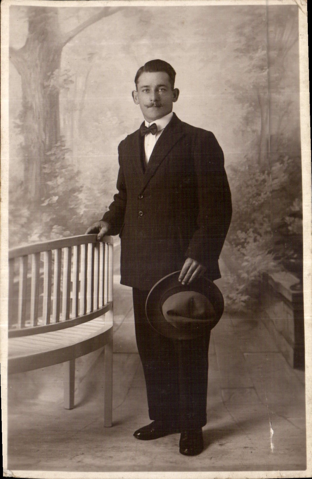 Portrait d'un homme en costume — studio — IDÉAL PHOTO Cie, 24 rue des Trois Rois, Berchem