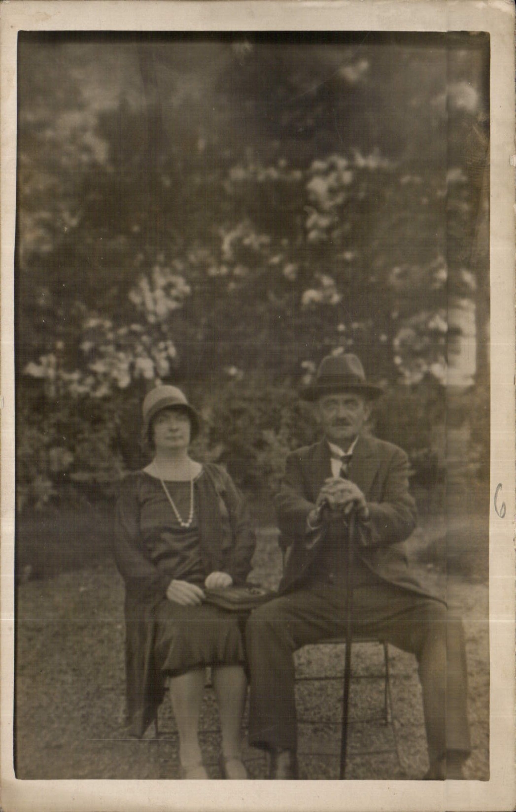 Paar im Garten — 1920er Jahre — unbekannter Verlag