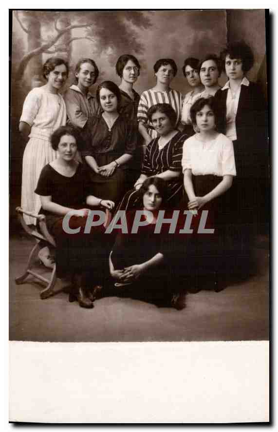 Groupe de jeunes femmes — studio photographique — J.-B. Raymondo, S.R. Mapebla, Forêts