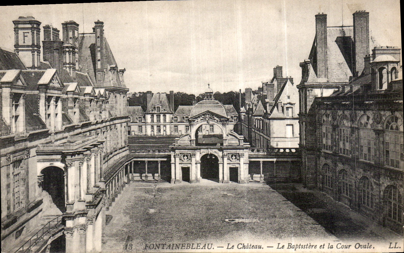 Fontainebleau — Le Château. — Le Baptistère et la Cour Ovale. — LL. — n°43
