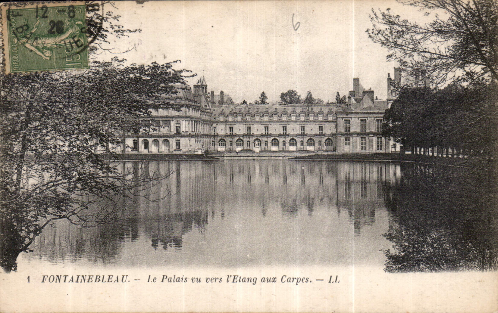 Fontainebleau — Le Palais vu vers l'Etang aux Carpes — I.I.