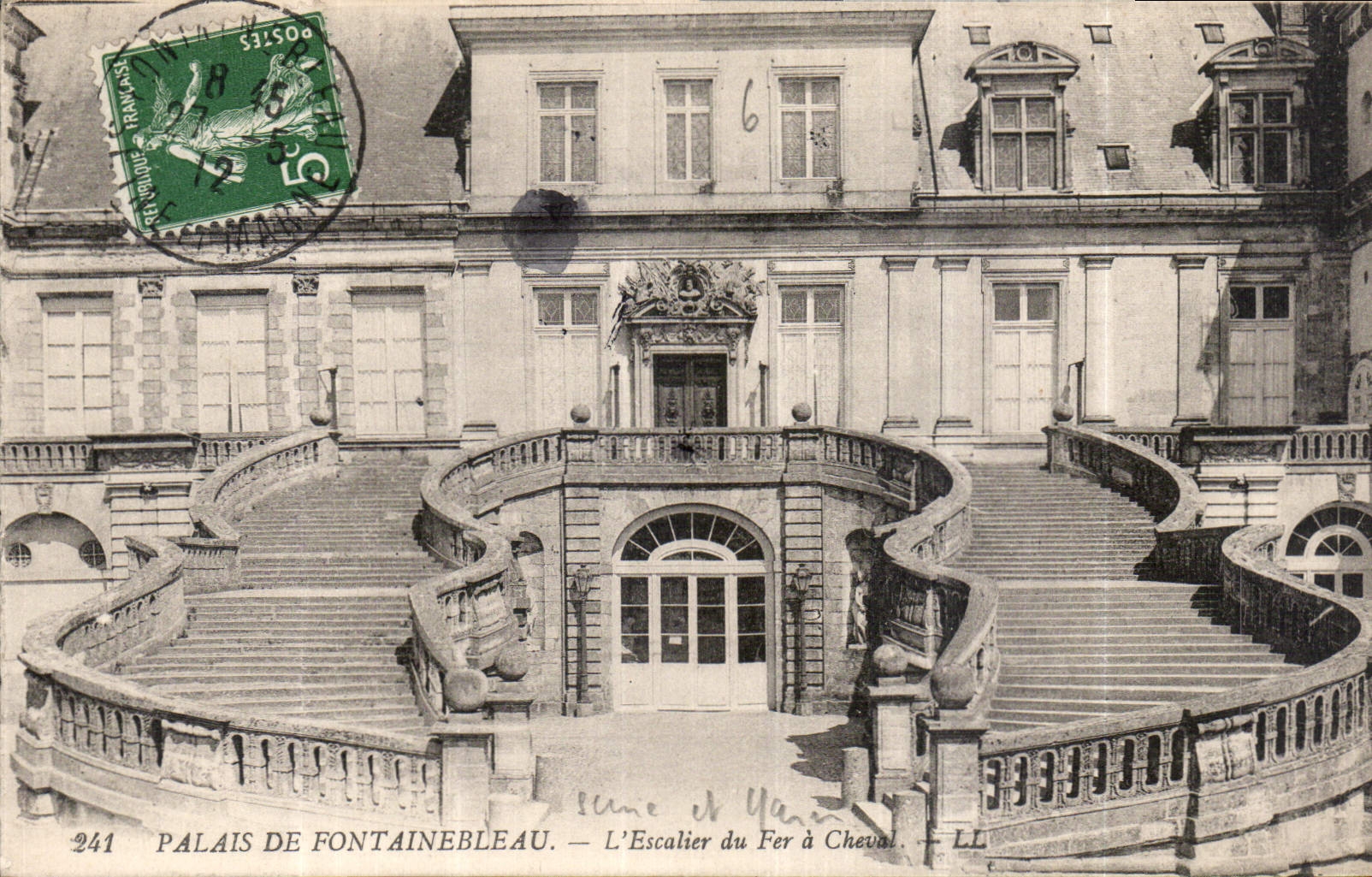 Palacio de Fontainebleau — La Escalera del Caballo — LL
