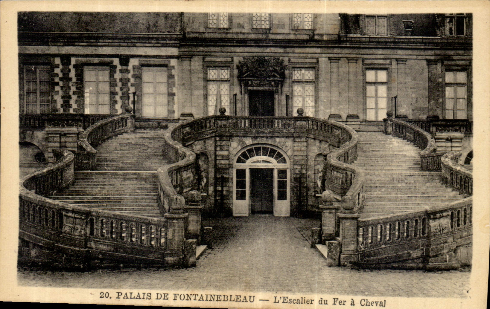 Palais de Fontainebleau — L'Escalier du Fer à Cheval — n°20