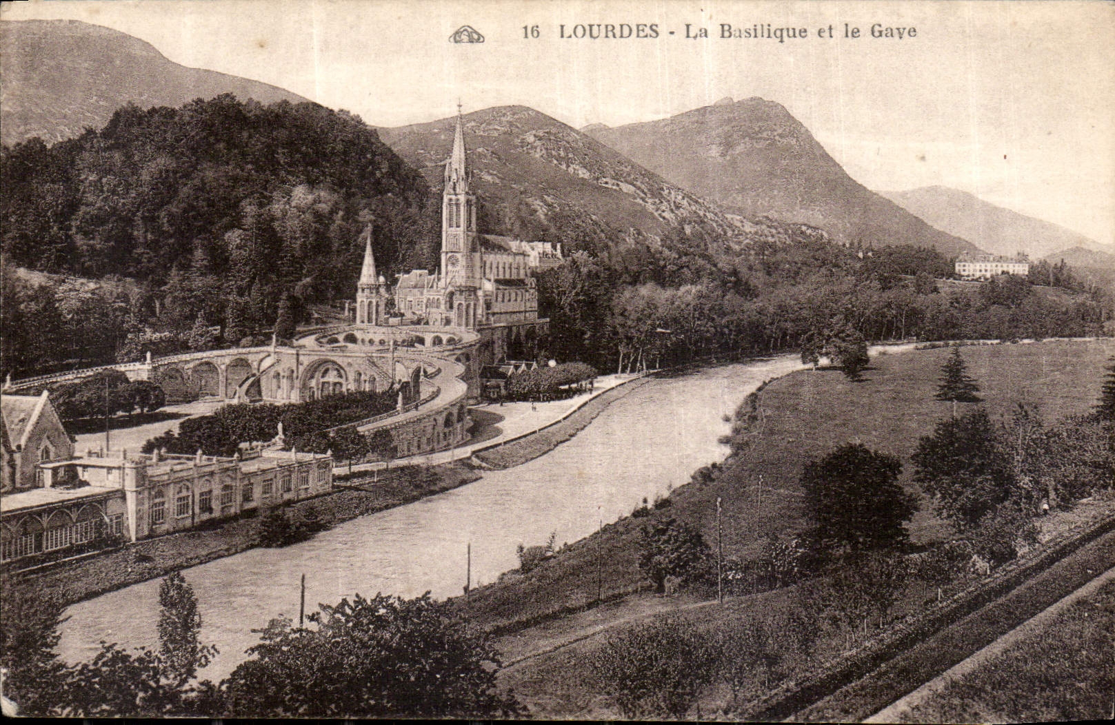 CPA Lourdes la Basilique et le Gave 