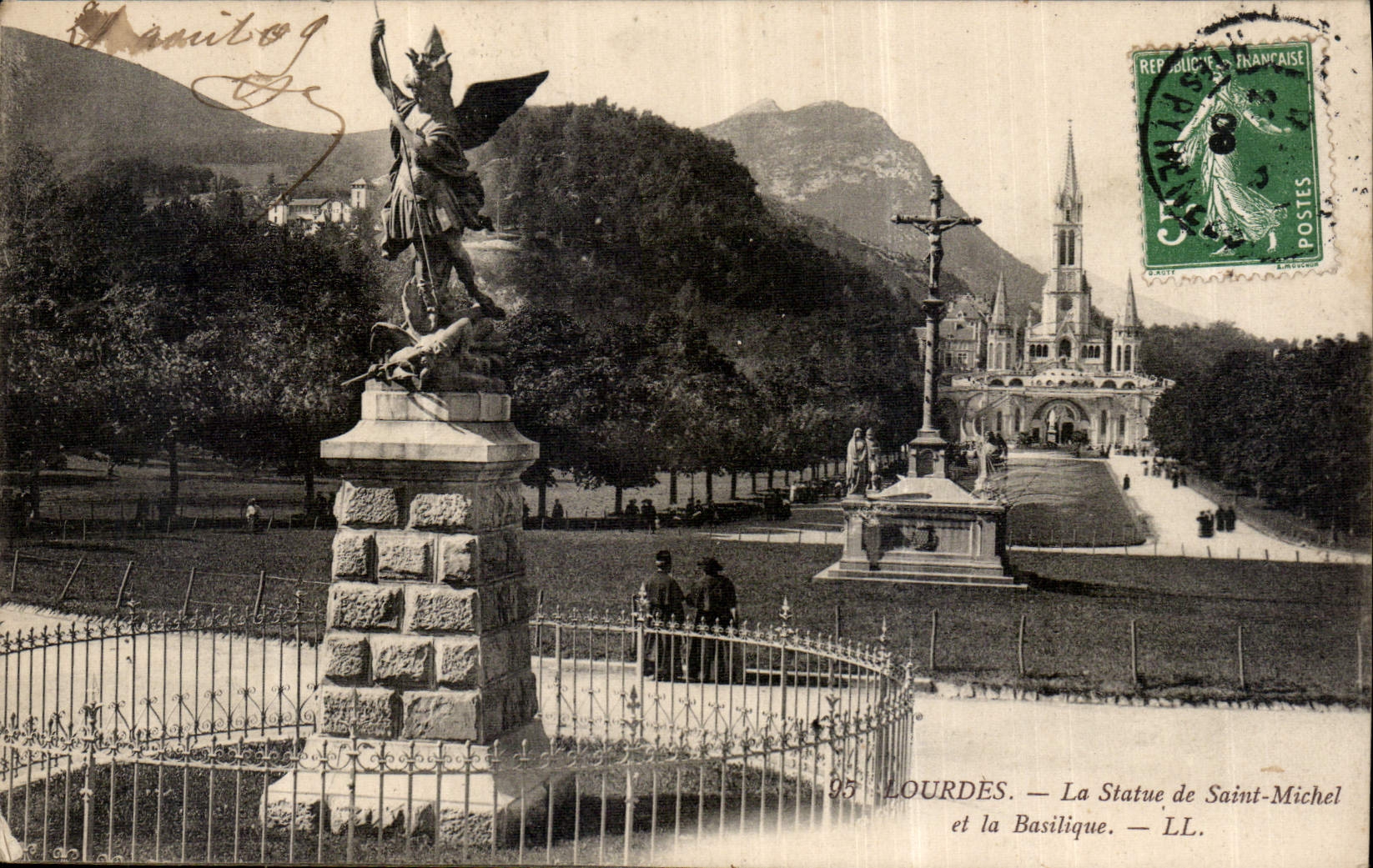 CPA Lourdes la Statue de Saint Michel et la Basilique 
