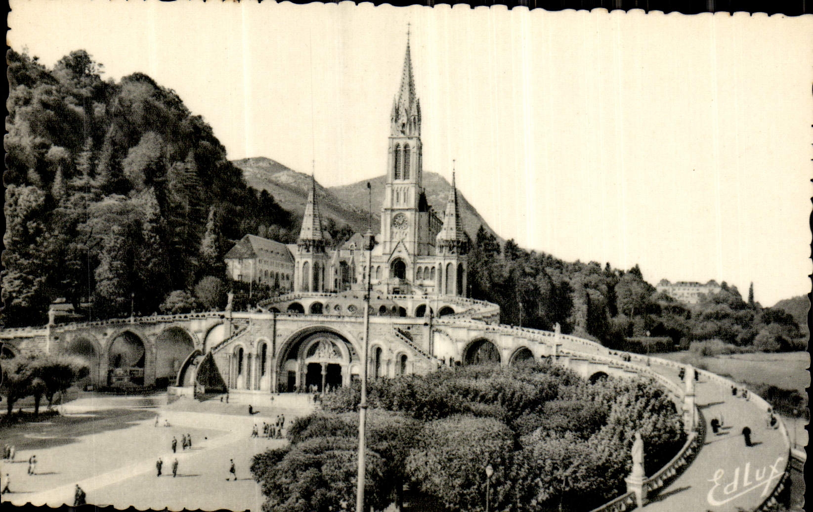 CPA Lourdes la Basilique et l'Esplanade 
