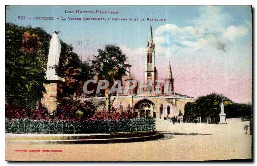 CPA Les Hautes Pyrenees Lourdes la Vierge Couronnee l'Esplanade et la Basilique 