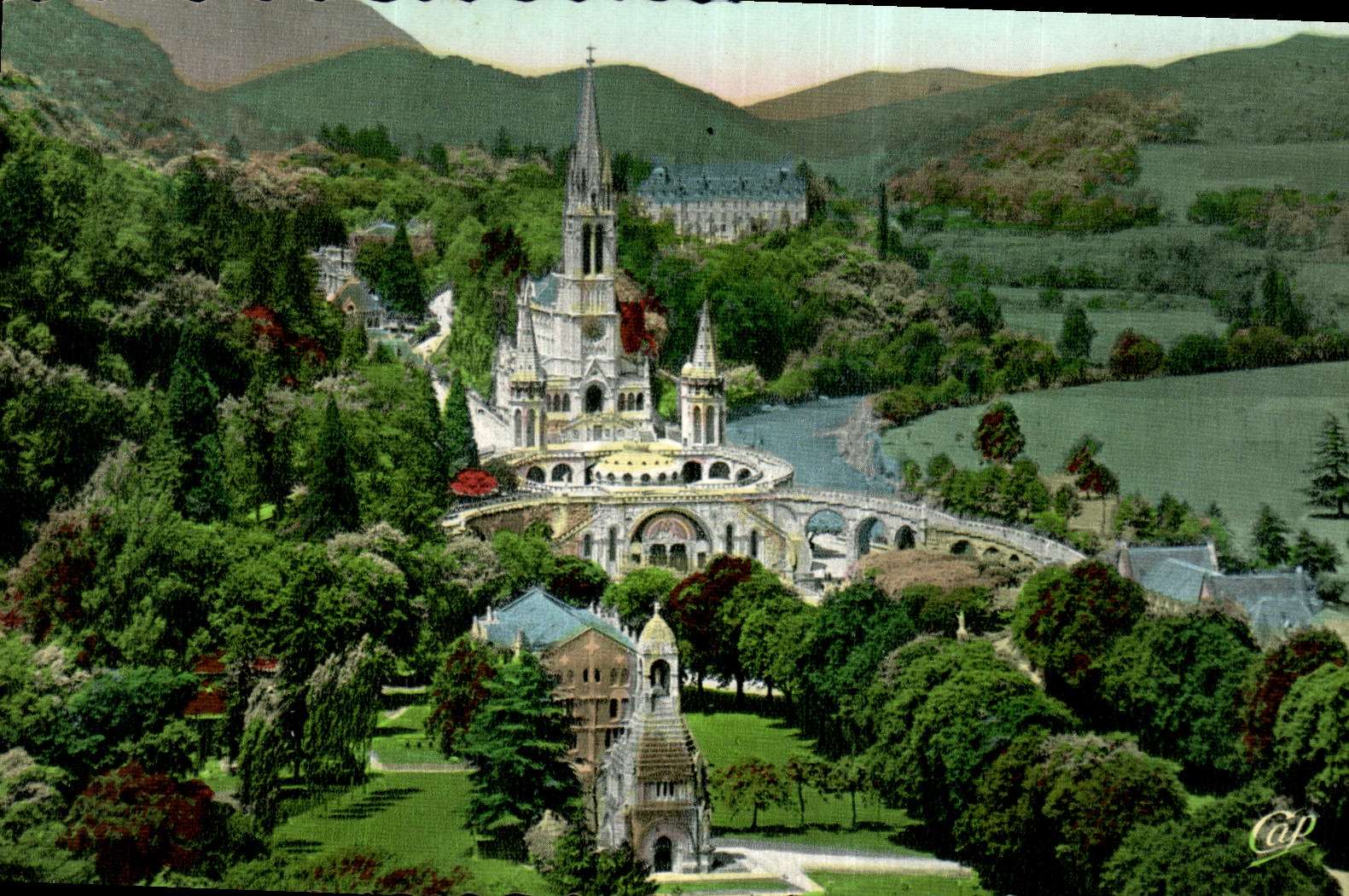 CPA Lourdes La Basilique et le Monument Interallie 