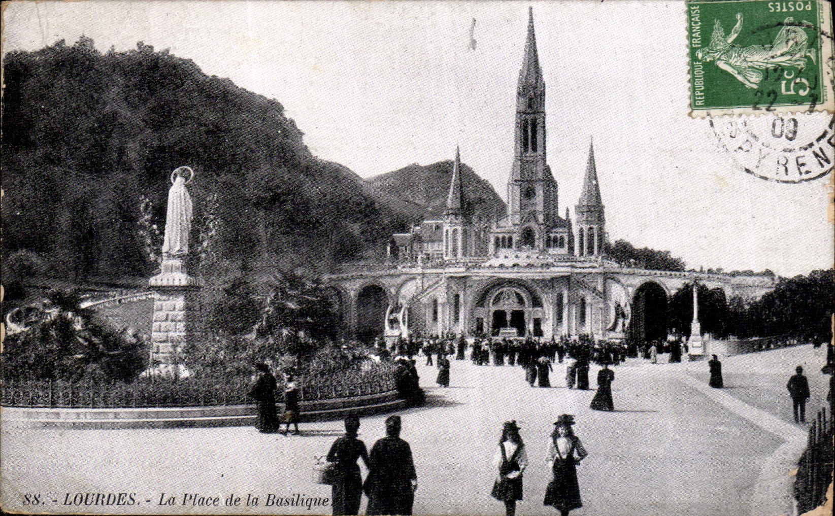 CPA Lourdes la Place de la Basilique 