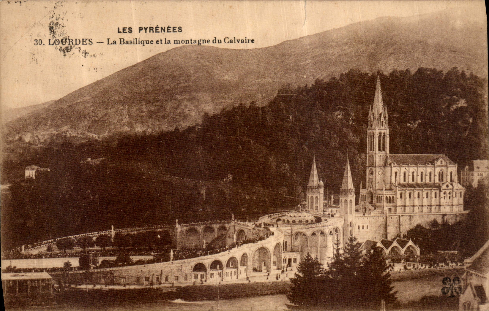 CPA Les Pyrenees Lourdes la Basilique et la Montagne du Calvaire 