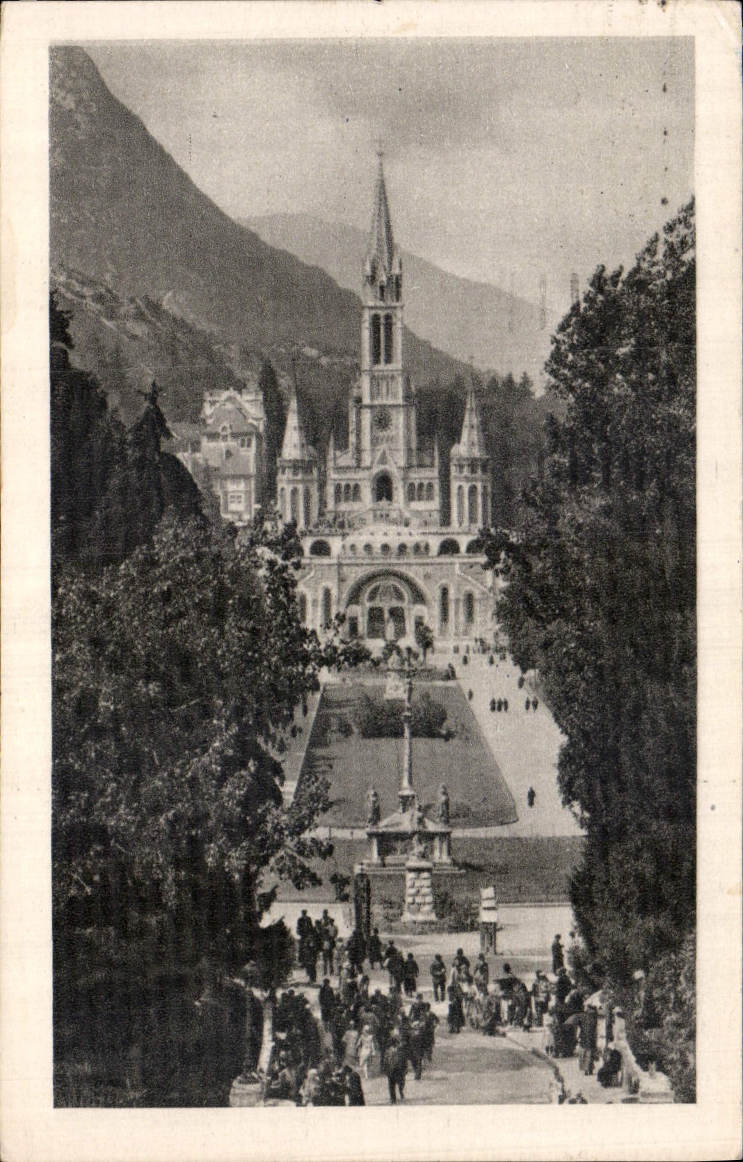 CPA Lourdes la Basilique et l'Esplanade des Processions 