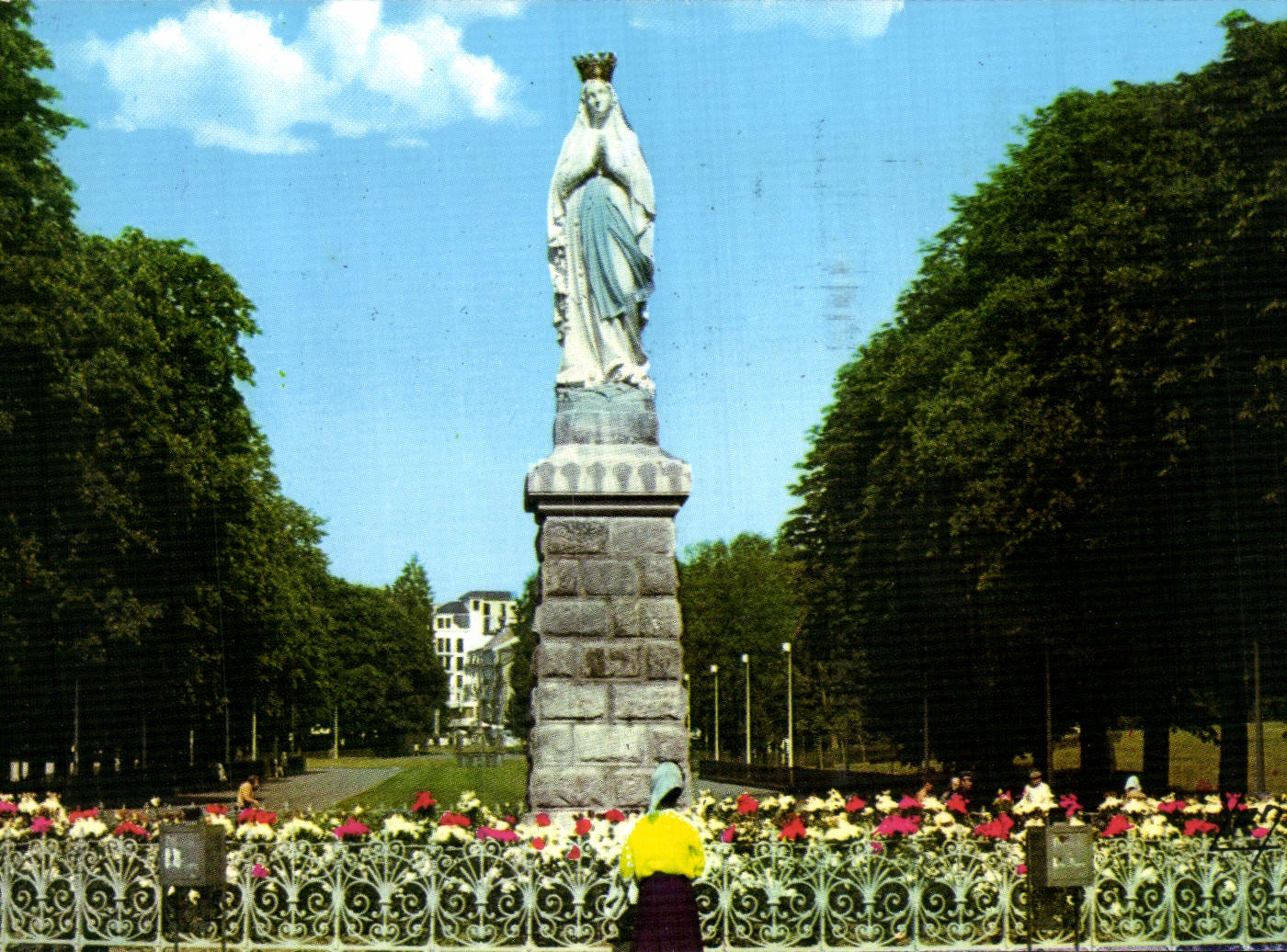 CPA Lourdes la Vierge Couronnee 