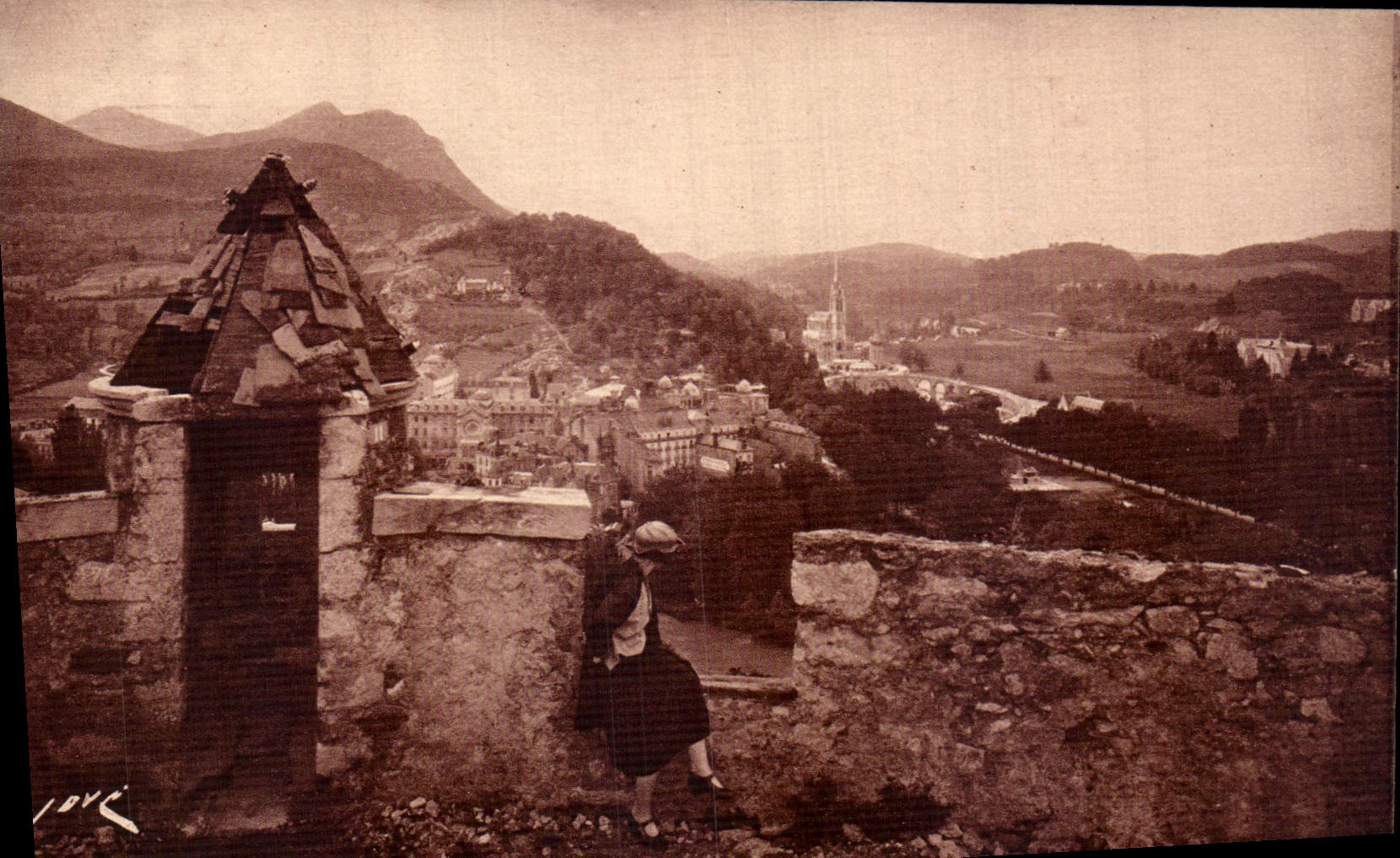 CPA Lourdes H P vue d'ensemble prise du Chateau Fort 
