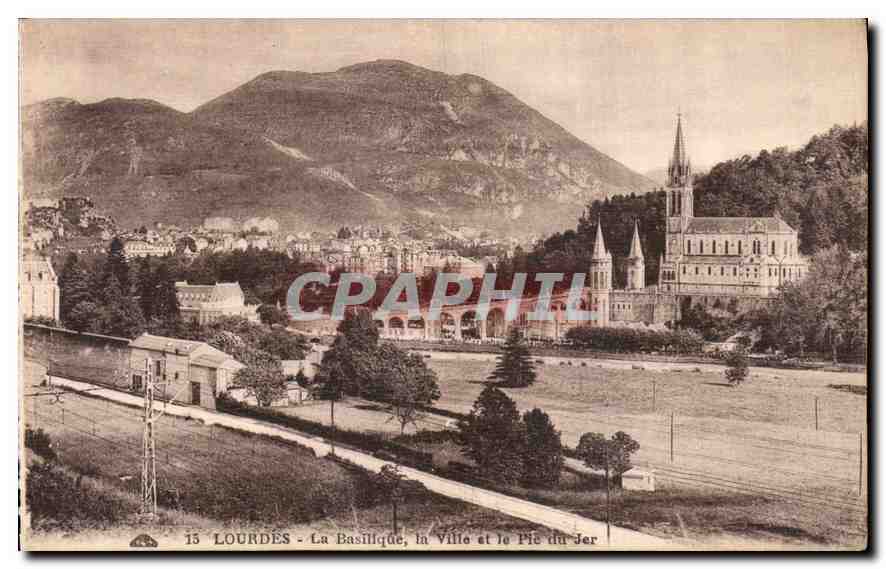 CPA Lourdes la Basilique la ville et le Pic du Jer 