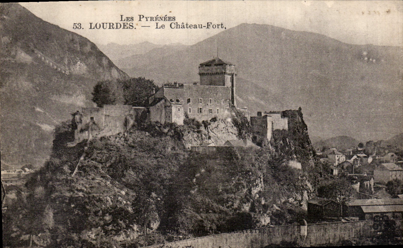 CPA Les Pyrenees Lourdes le Chateau Fort 