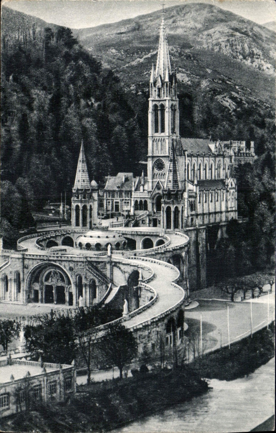 CPA Lourdes la Basilique vue de Cote 
