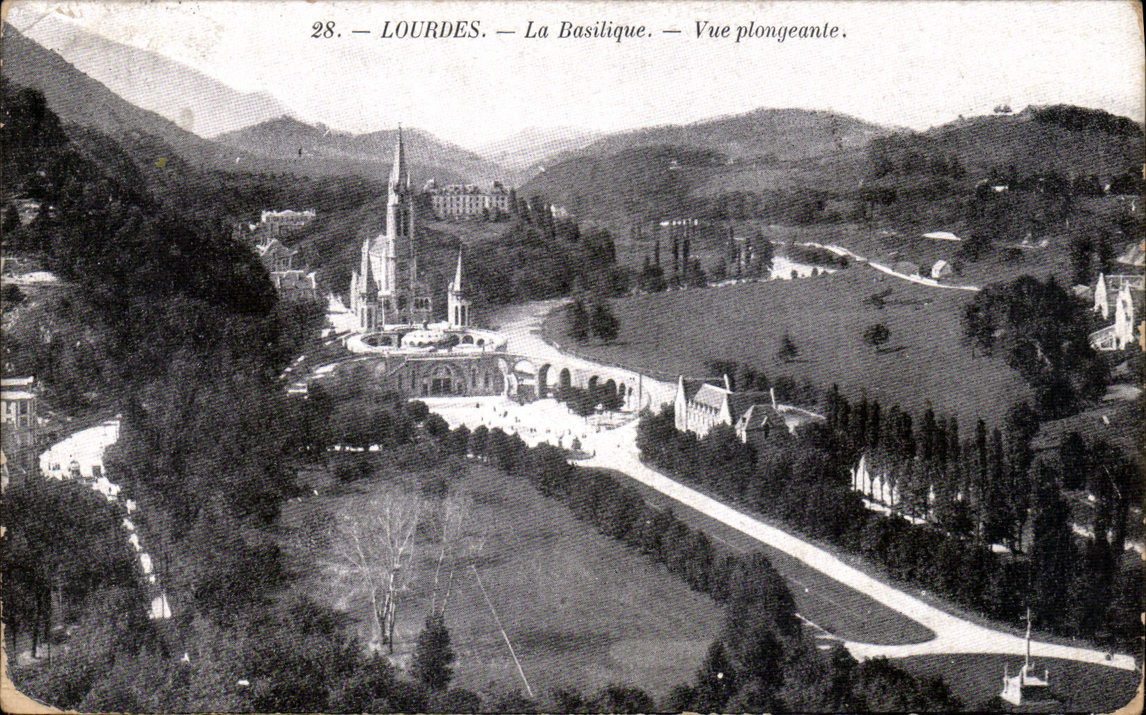 CPA Lourdes la Basilique vue Plongeante 