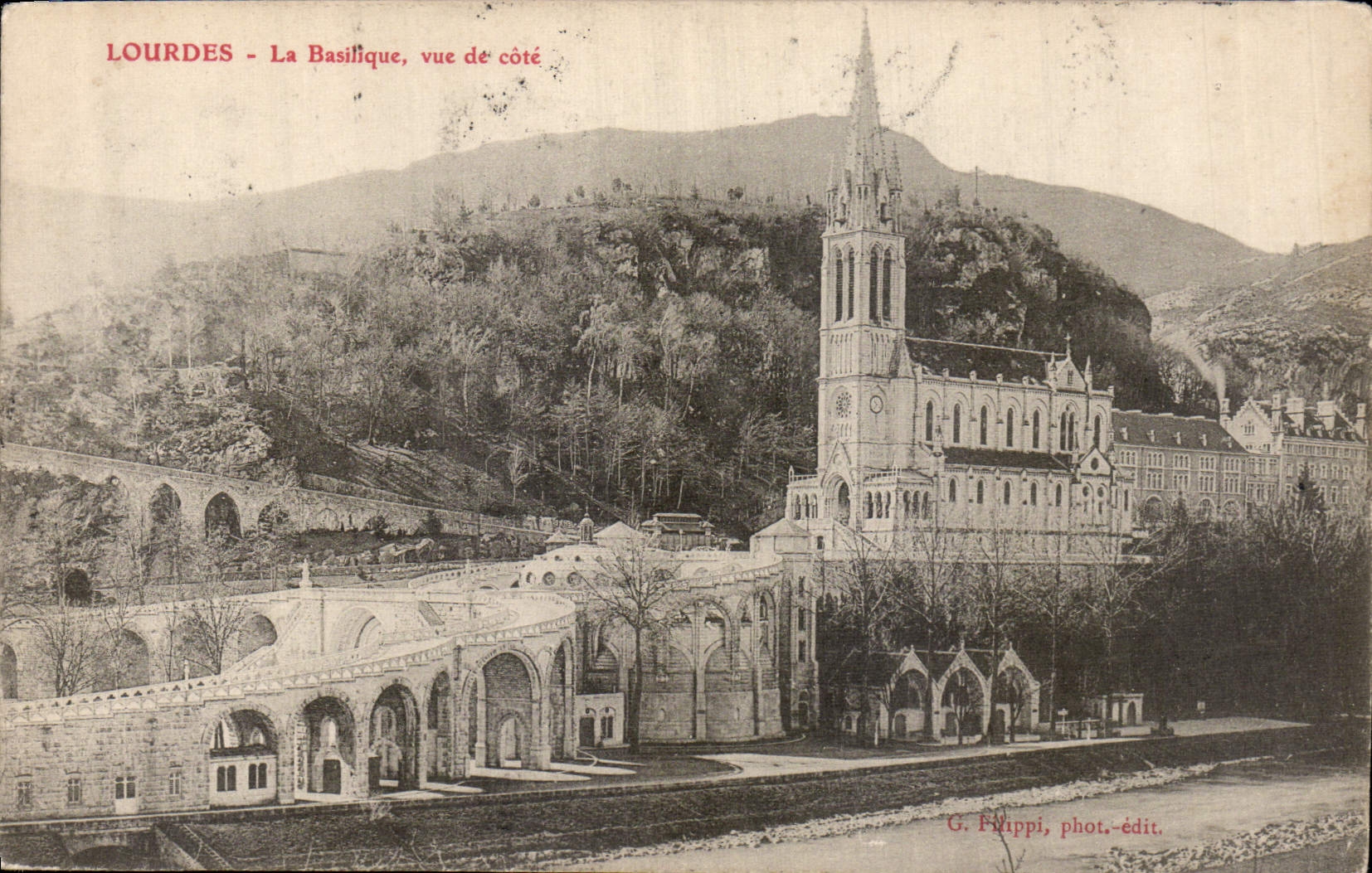 CPA Lourdes la Basilique vue de Cote 