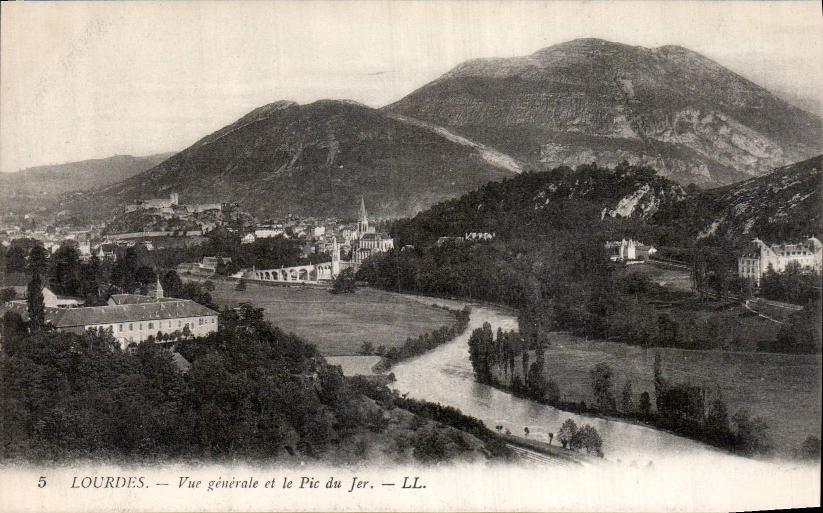 CPA Lourdes vue generale et le Pic du Jer 