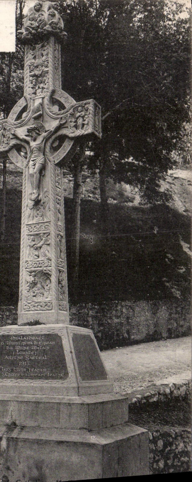 CPA Lourdes La Croix offerte a ND de Lourdes par les Irlandais Irlande