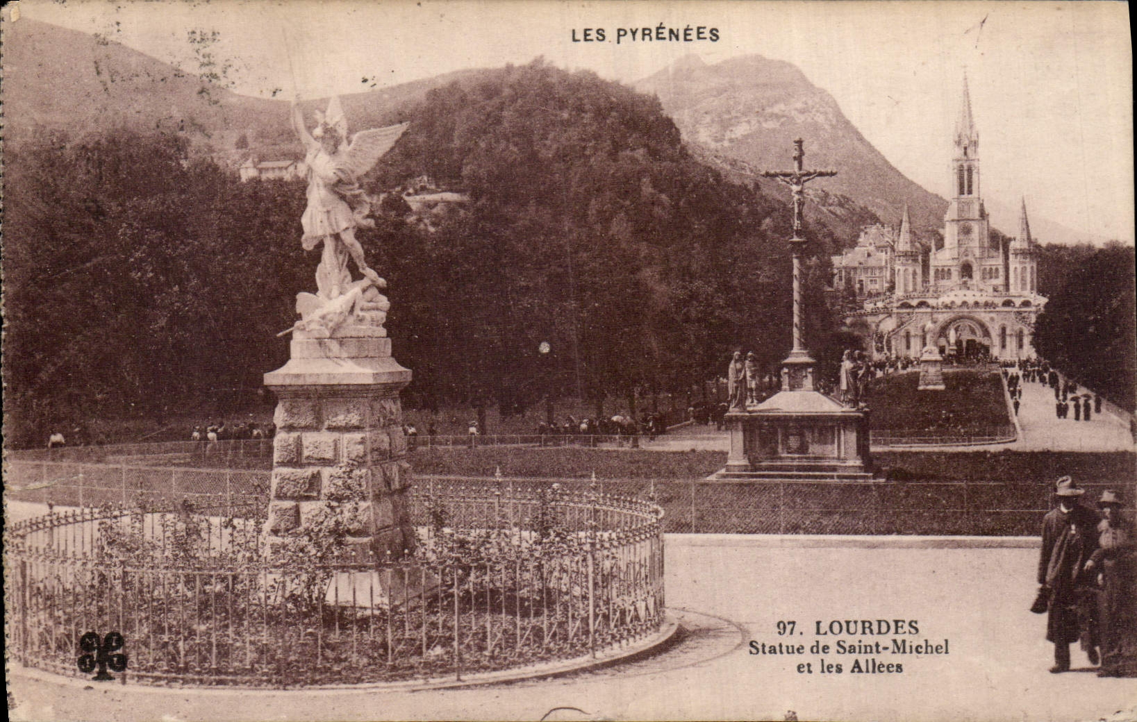 CPA Les Pyrenees Lourdes Statue de Saint Michel et les Allees 