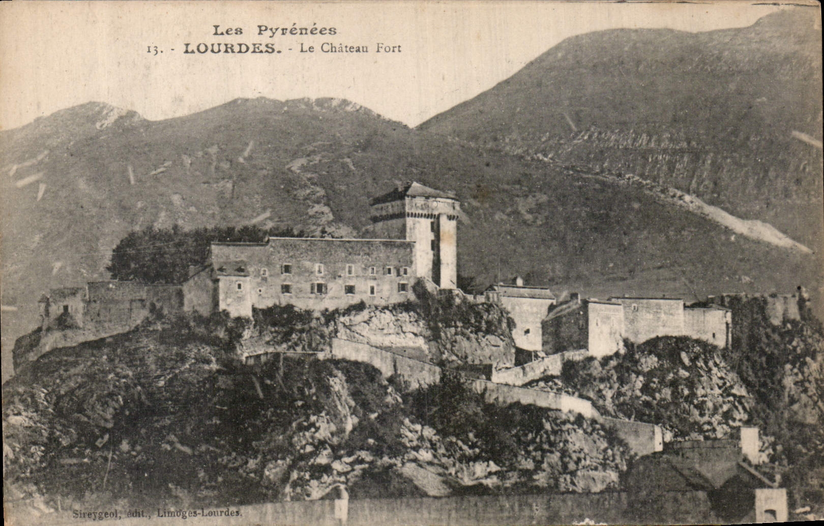 CPA Les Pyrenees Lourdes le Chateau Fort 