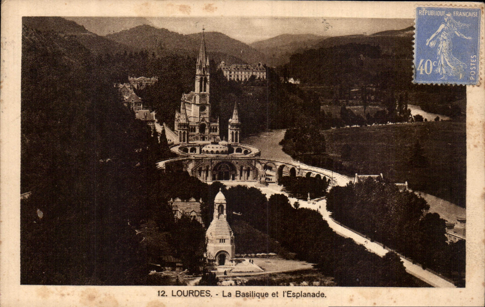 CPA Lourdes la Basilique et l'Esplanade 