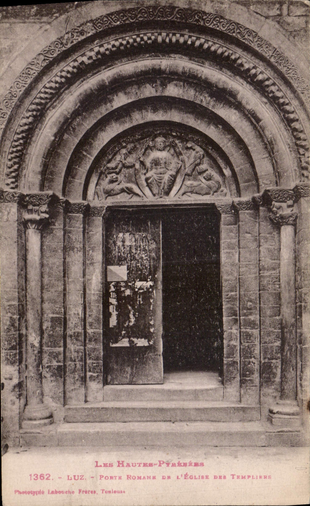 CPA Les Hautes Pyrenees Luz Porte Romains de l'eglise des Templiers 