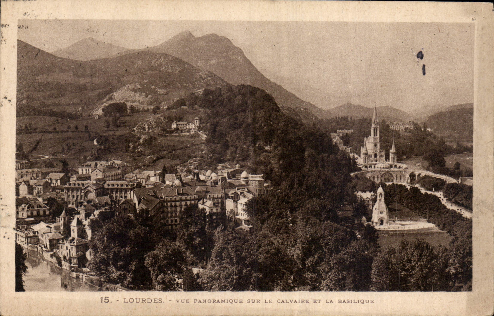 CPA Lourdes vue Panoramique sur le Calvaire et la Basilique 