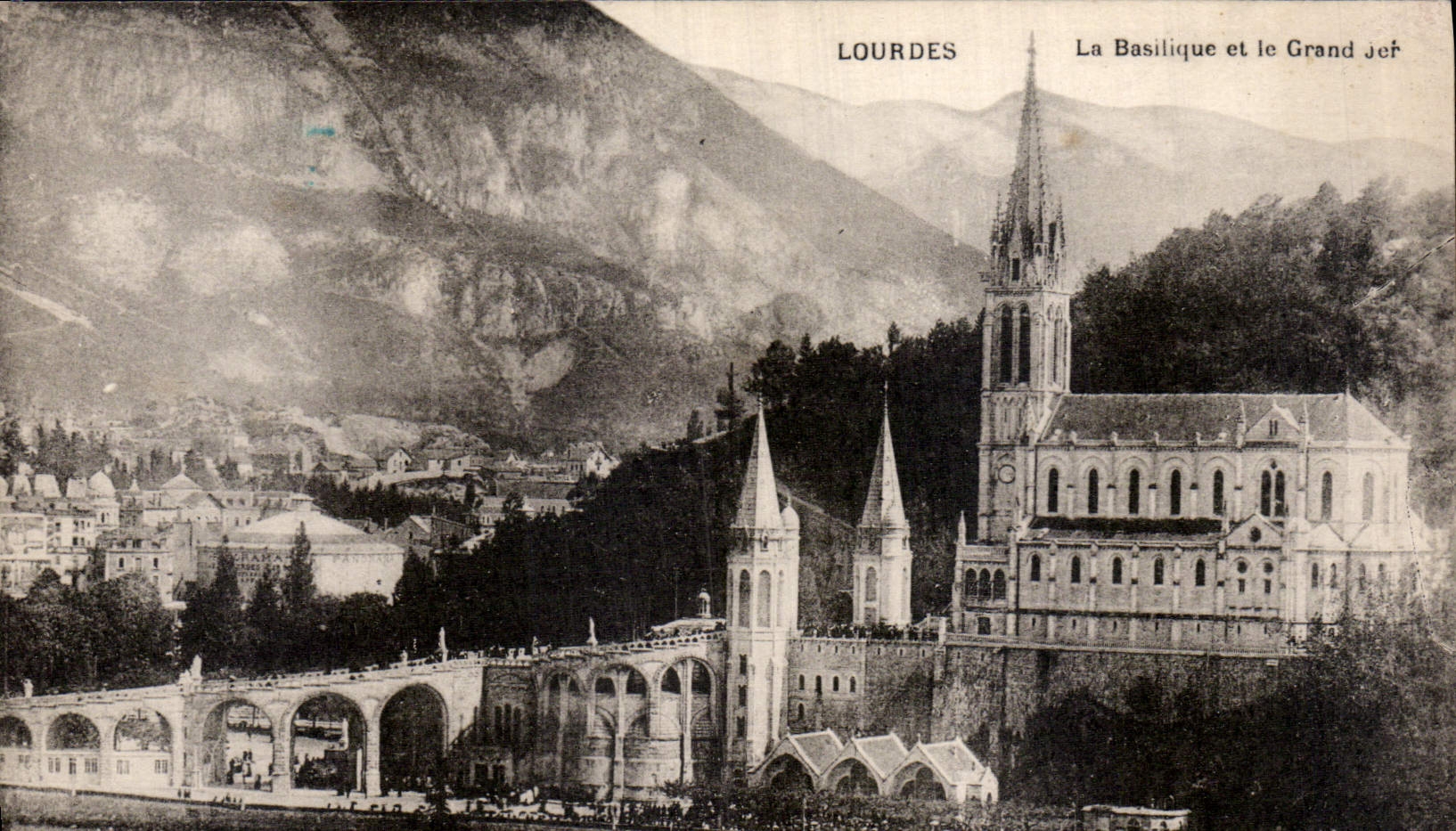 CPA Lourdes la Basilique et le Grand Jet 