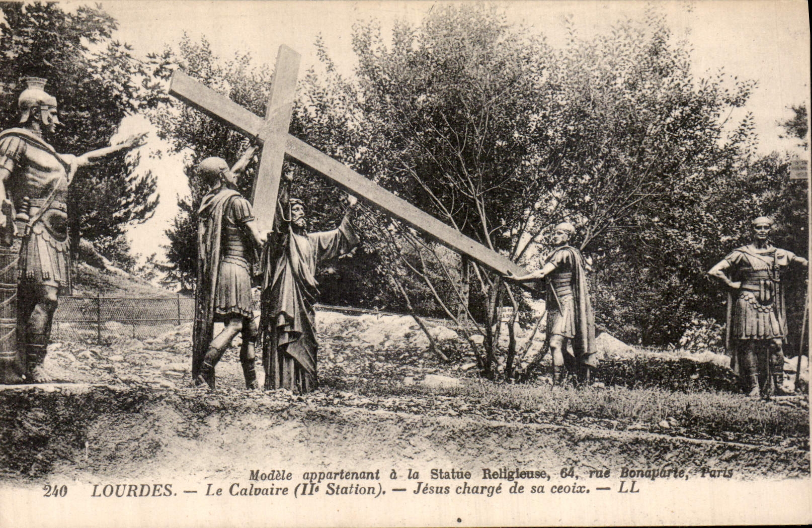 CPA Lourdes le Calvaire II Station Jeus Charge de sa Croix 
