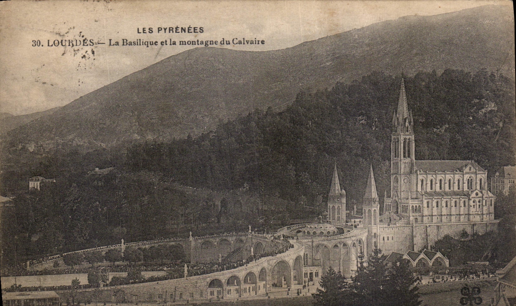 CPA Les Pyrenees Lourdes la Basilique et la montagne du Calvaire 