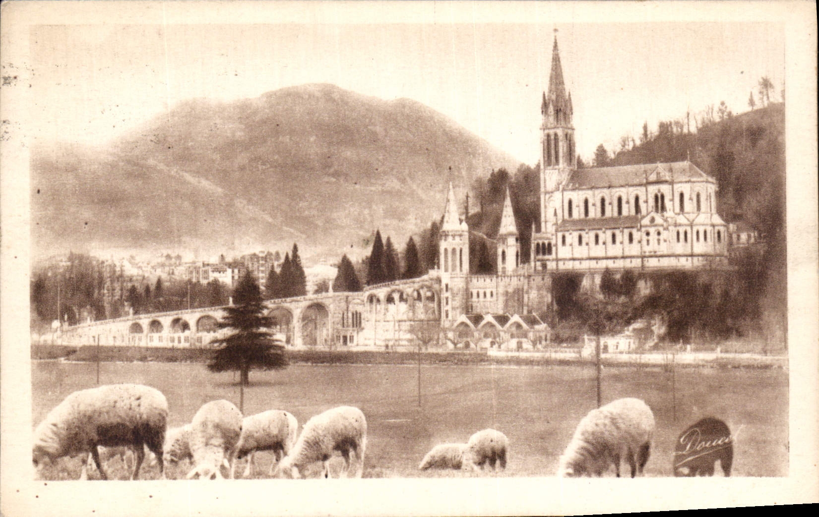CPA Lourdes la Basilique et le Pic du Jer 