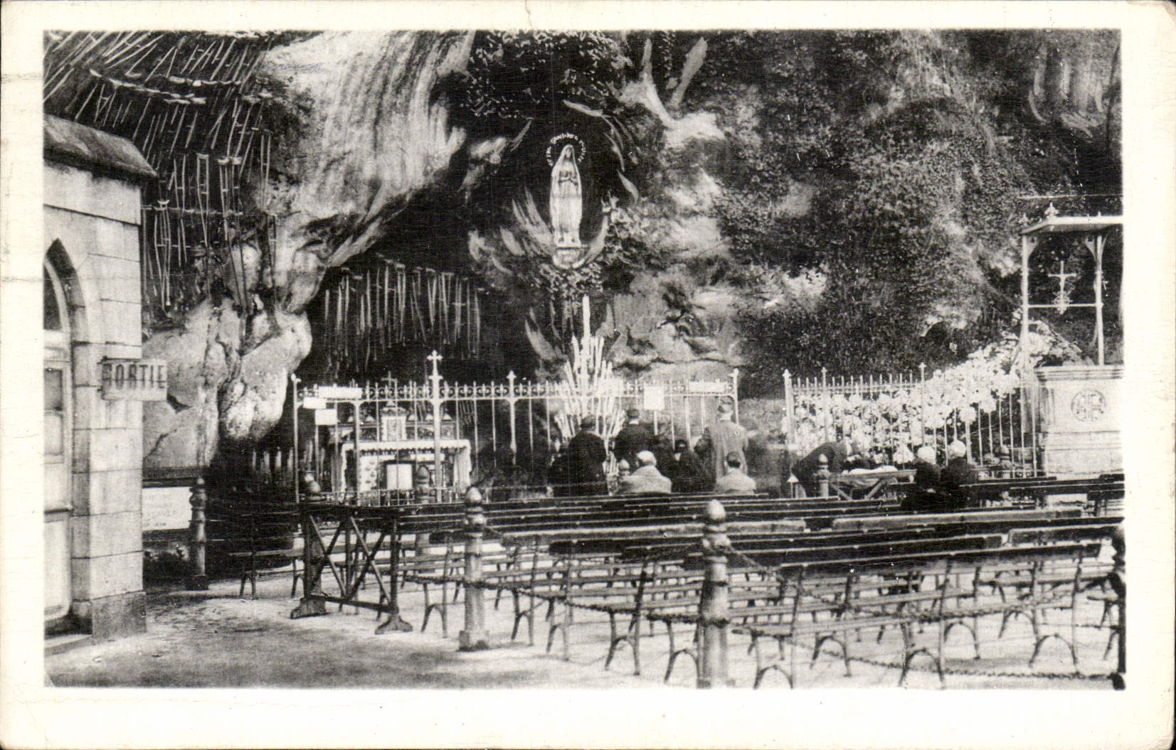 CPA Lourdes la Grotte miraculeuse 