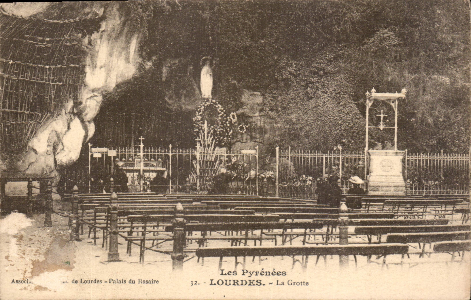 CPA Les Pyrenees Lourdes la Grotte 