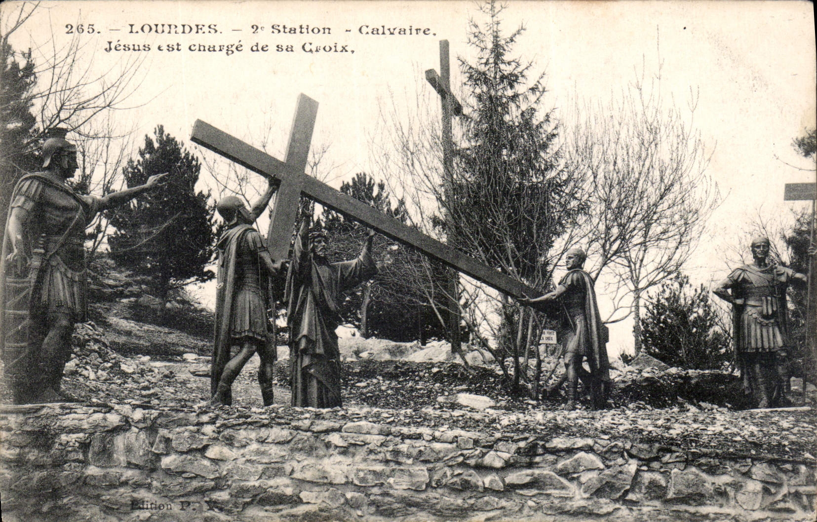 CPA Lourdes Station Calvaire Jesus est charge de sa Croix 