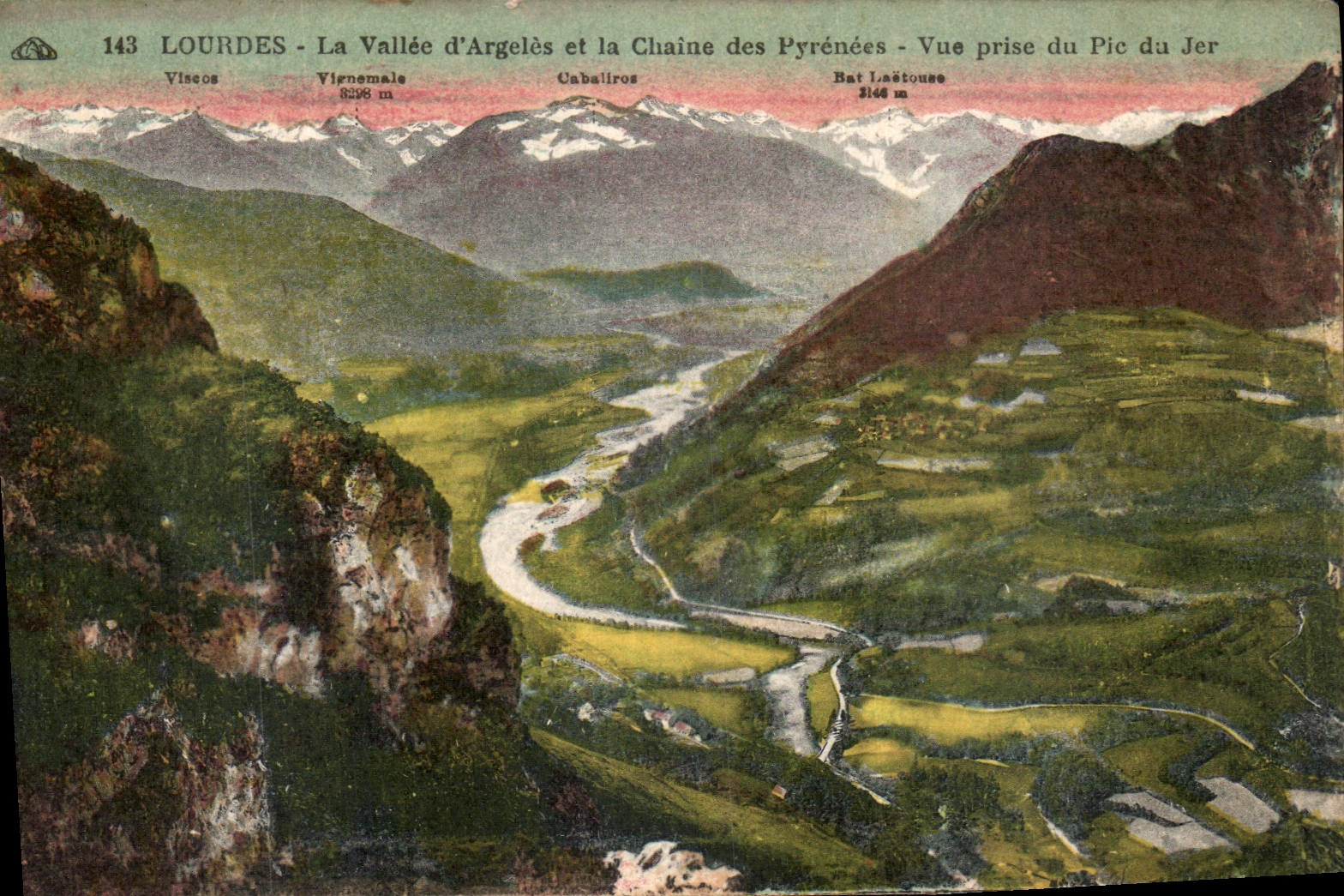 CPA Lourdes la Vallee d'Argeles et la Chaine des Pyrenees vue prise du Pic du Jer 