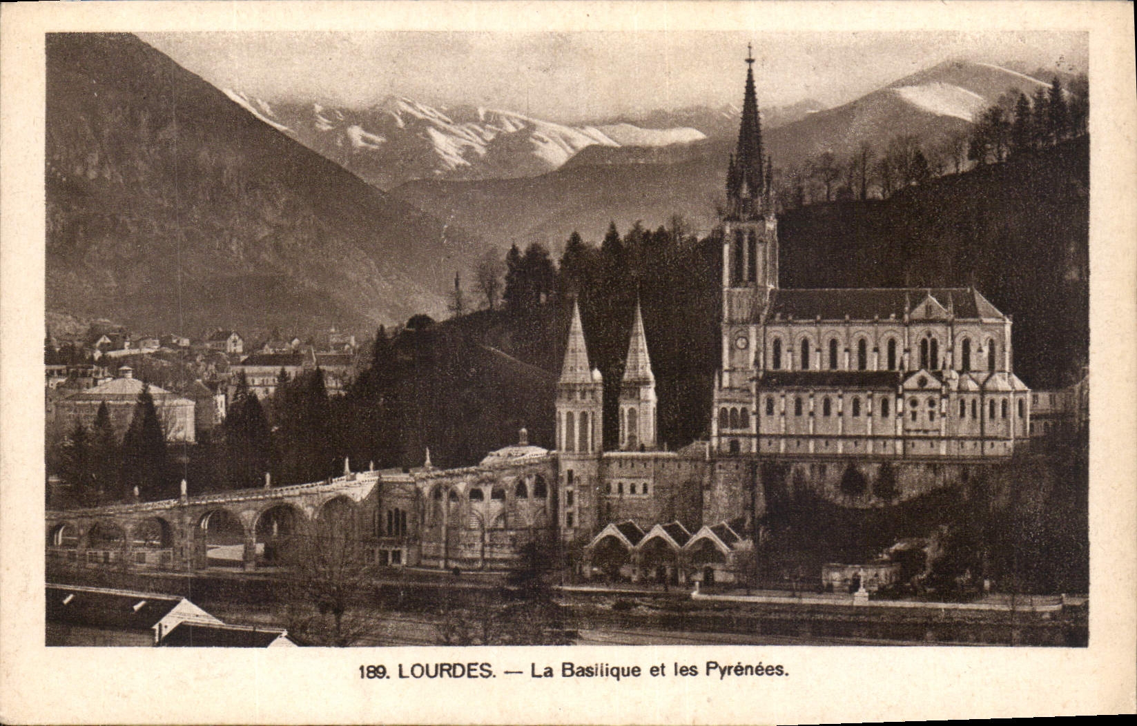 CPA Lourdes la Basilique et les Pyrenees 