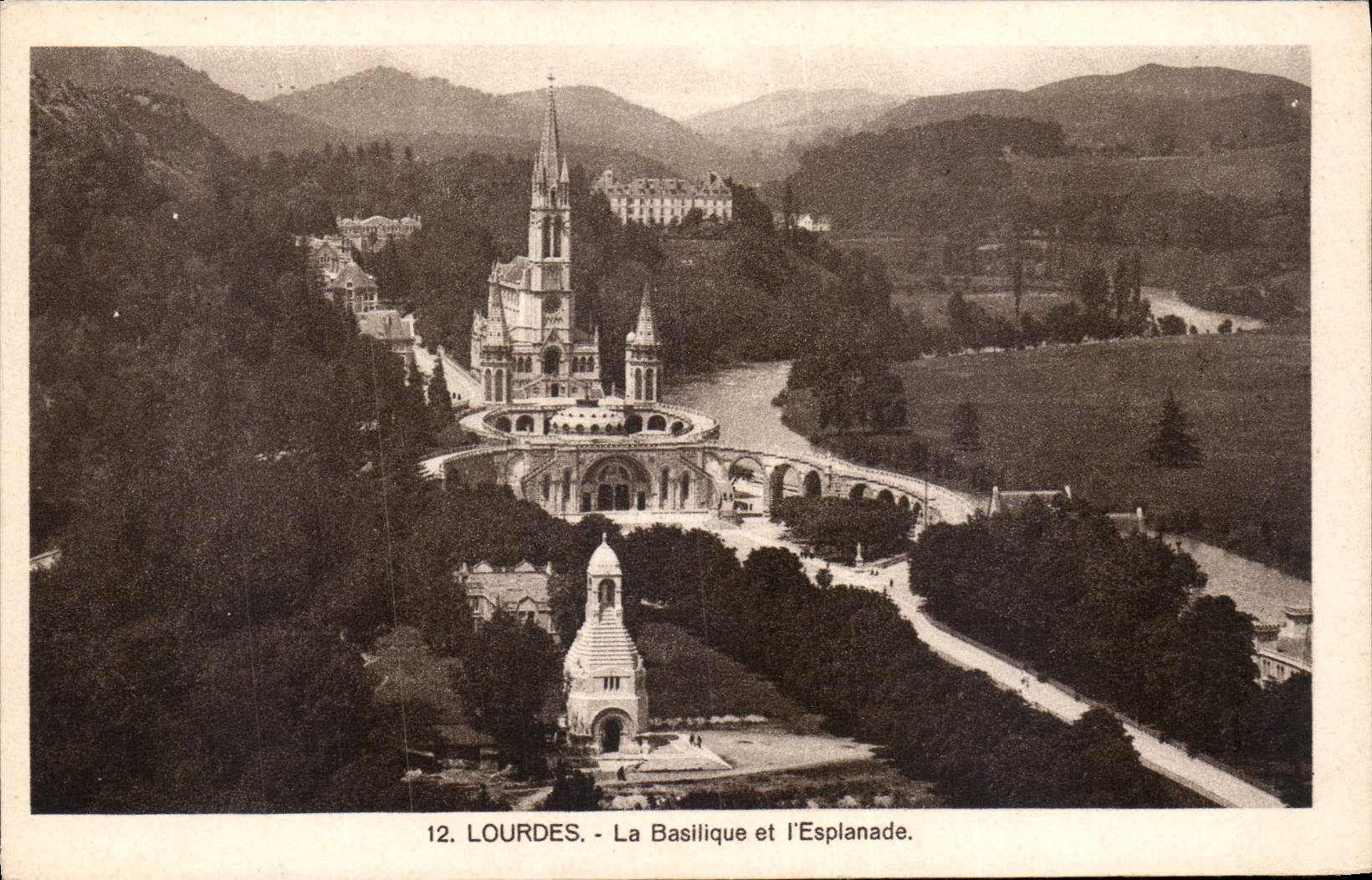 CPA Lourdes la Basilique et l'Esplanade 