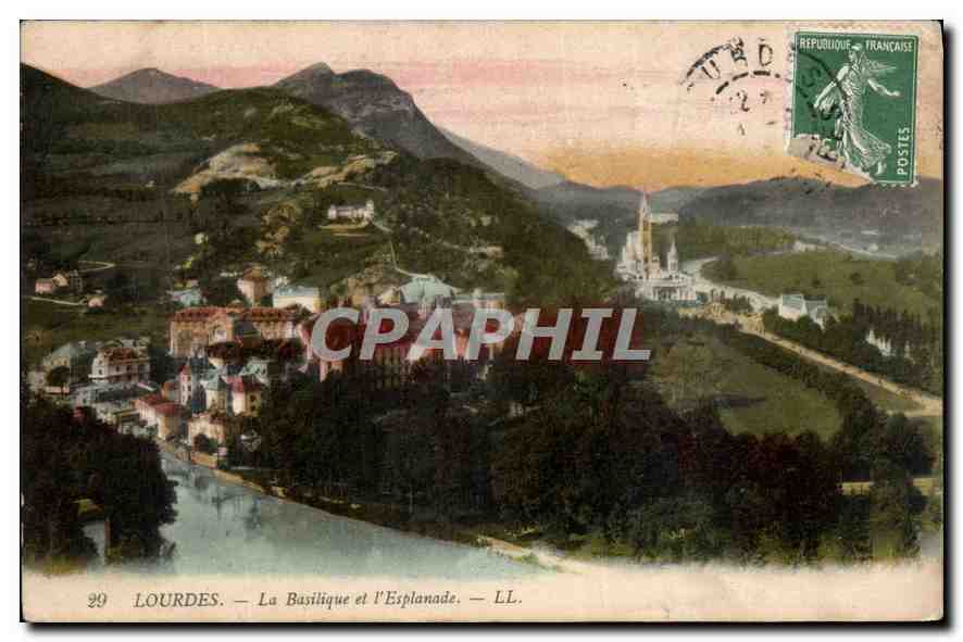 CPA Lourdes la Basilique et l'Esplanade 