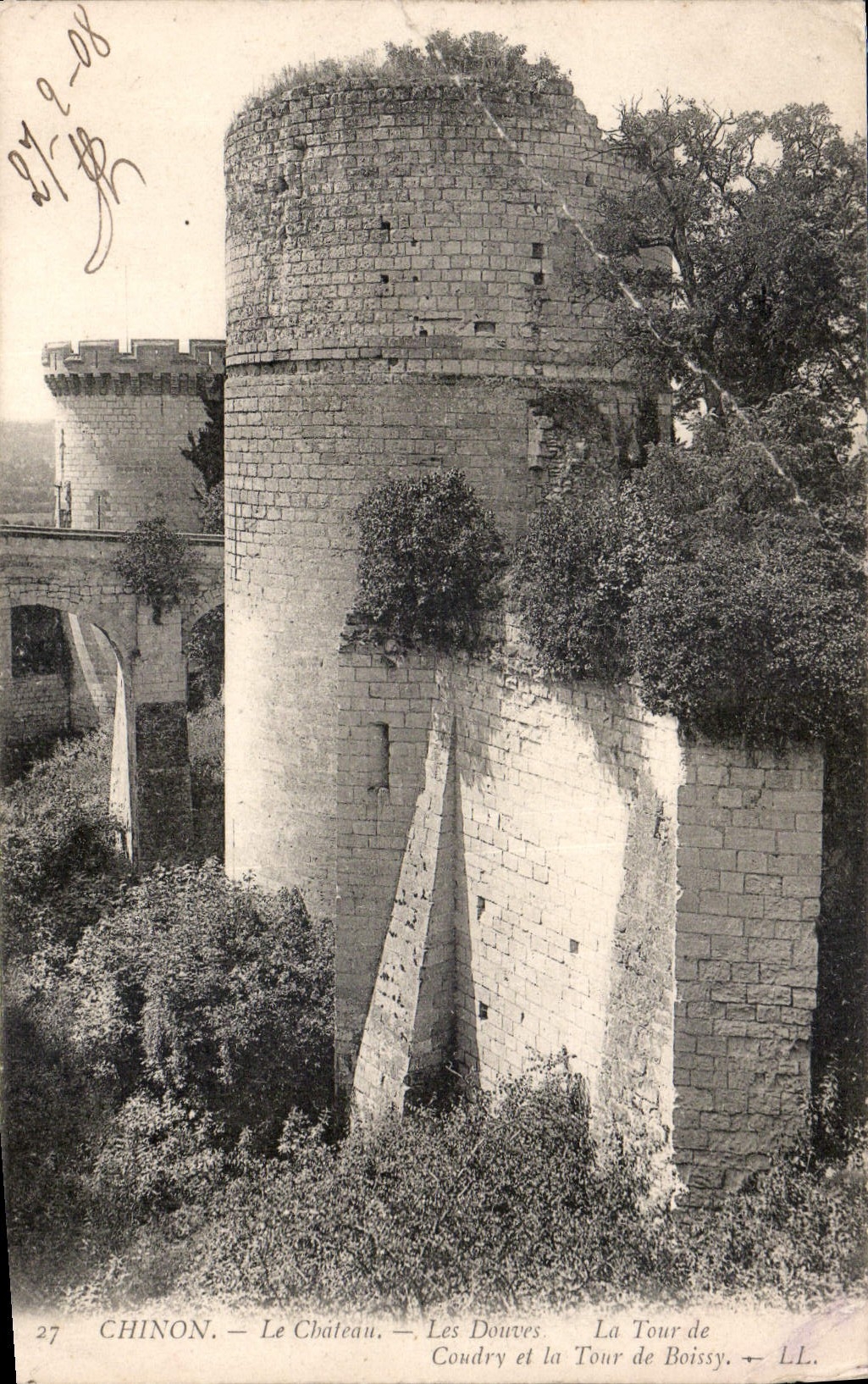 CPA Chinon le Chateau les Douves la Tour de Coudry et la Tours de boissy 